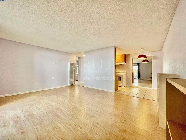 Building Photo - 2077 Washington Ave Unit 114