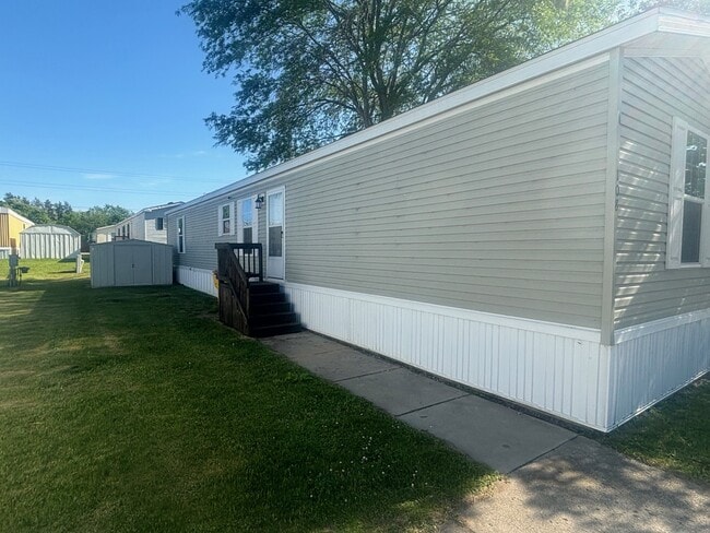 Building Photo - 831 N Pontiac Trail