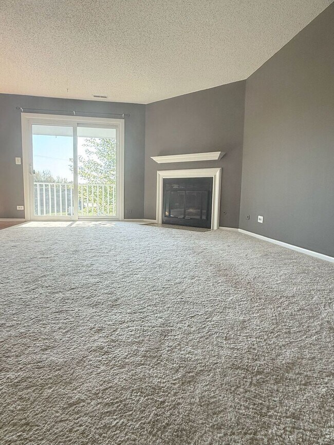 Photo - 5S565 Paxton Dr Unidad H