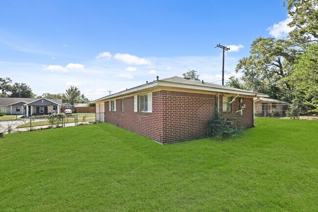 Photo - 1802 Mosher Ln