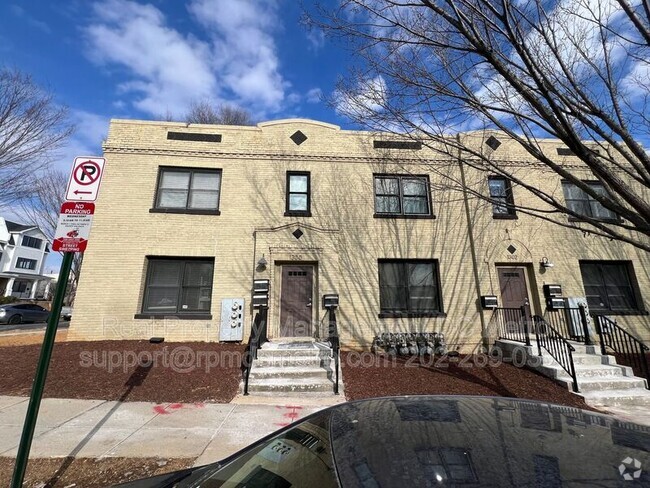 Building Photo - 1300 Childress St NE Rental