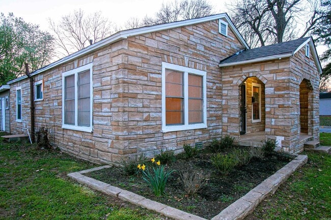 Photo - 4800 Rogers St