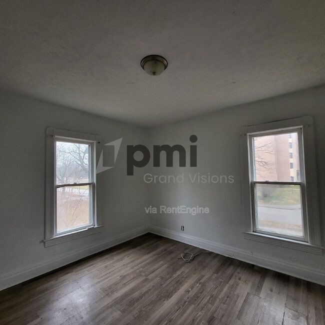 Photo - 895 W Leafland Ave