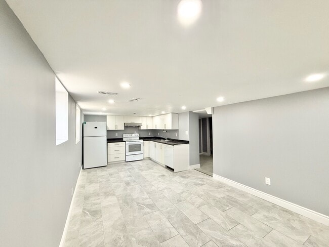 Photo - 212 Allen St E