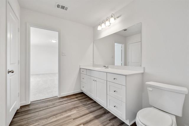 Photo - 795 Yorkshire Dr
