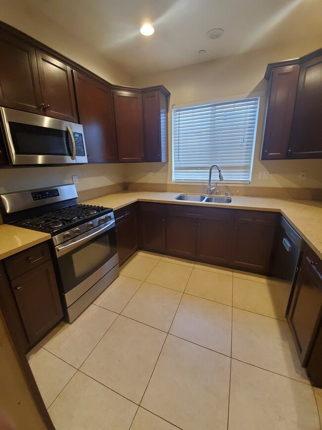 14639 Sylvan St Unidad 2
