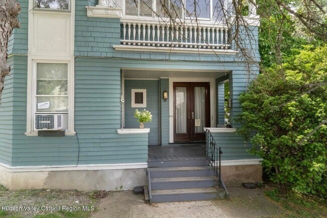 Building Photo - 823 Columbia St
