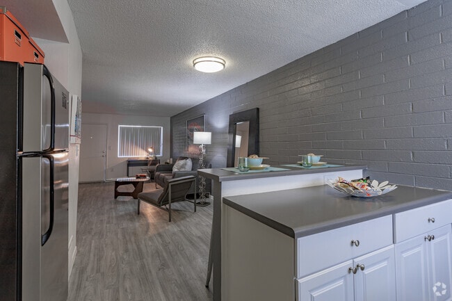 2BR, 1BA - 690 SF