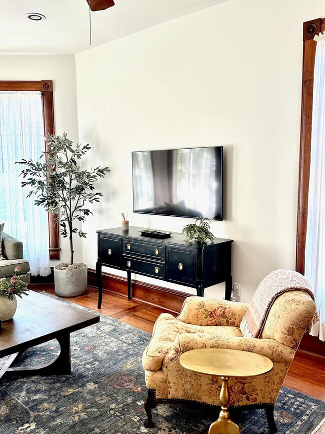 Photo - 1116 W 10th St Unidad ID1292407P