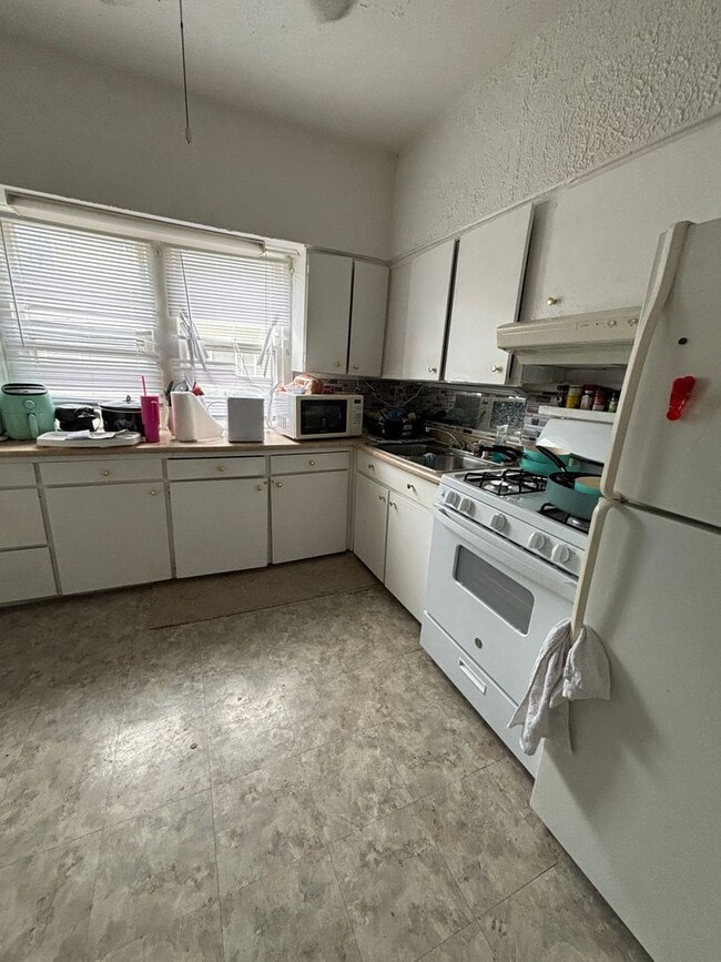 Photo - Spacious 3 bedroom, 1 bathroom House