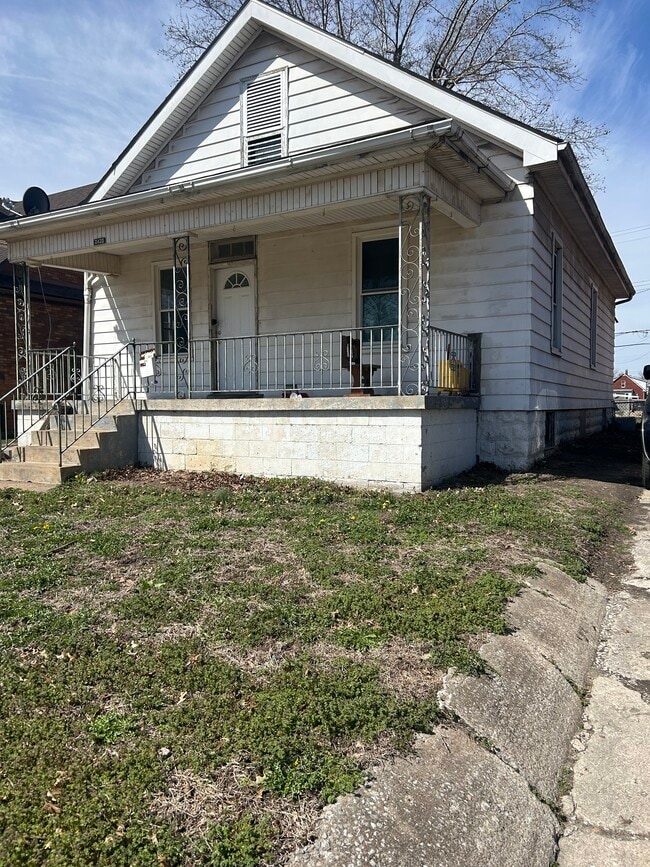 Photo - 2345 Iowa St