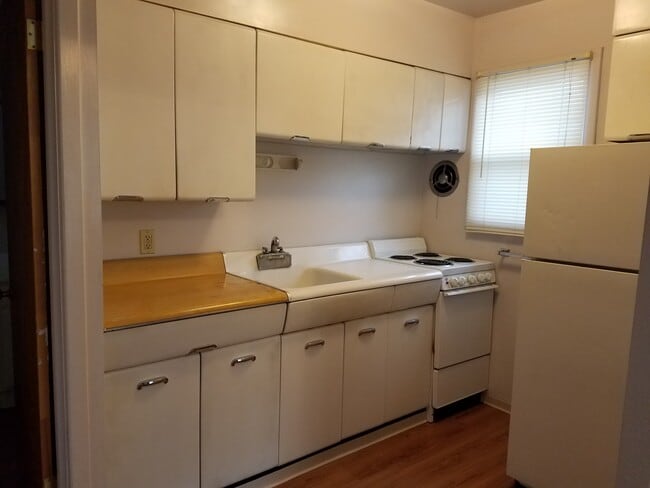Kitchen - 306 1st Ave Unit 2