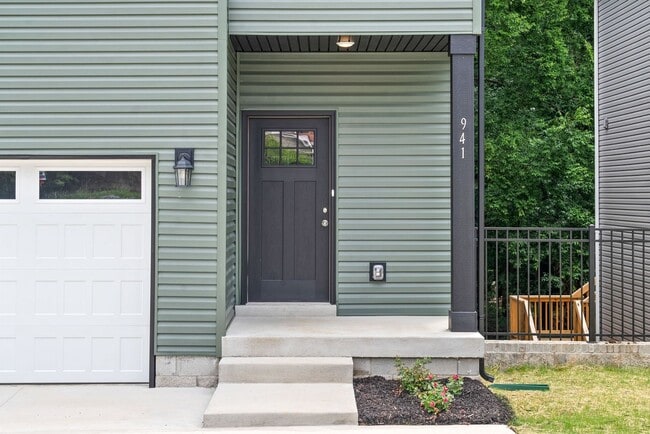 Photo - 4 Bedroom Home For Rent Near Downtown Clarksville!