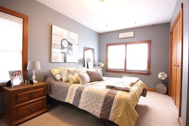 Photo - 907 W 7th St