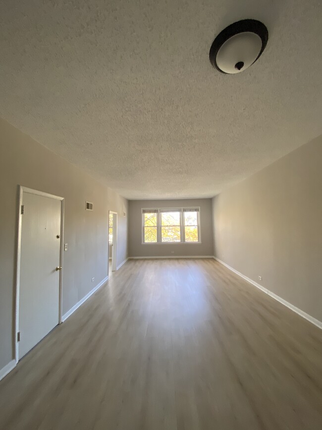 Building Photo - 4530 N Lincoln Ave Unit 201