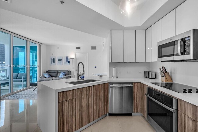 Building Photo - 480 NE 30th St Unit 1703