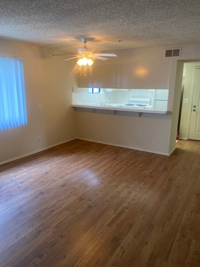 Photo - 2400 Seneca St Unidad 102