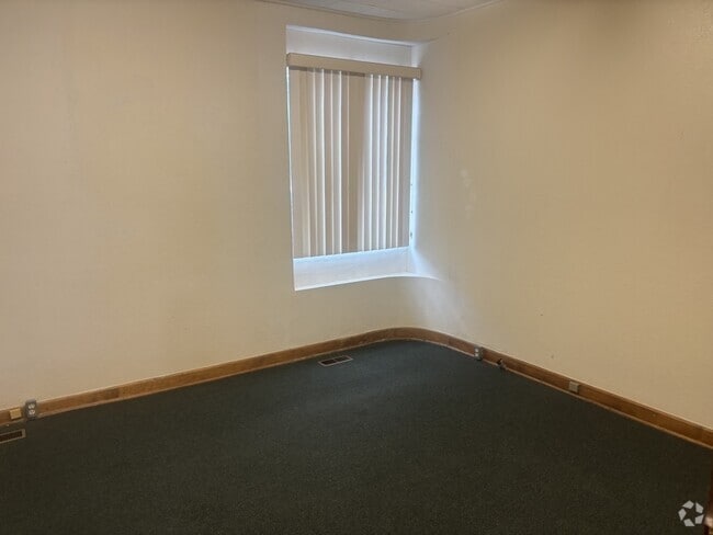Building Photo - 114 E 4th St Unit A Rental