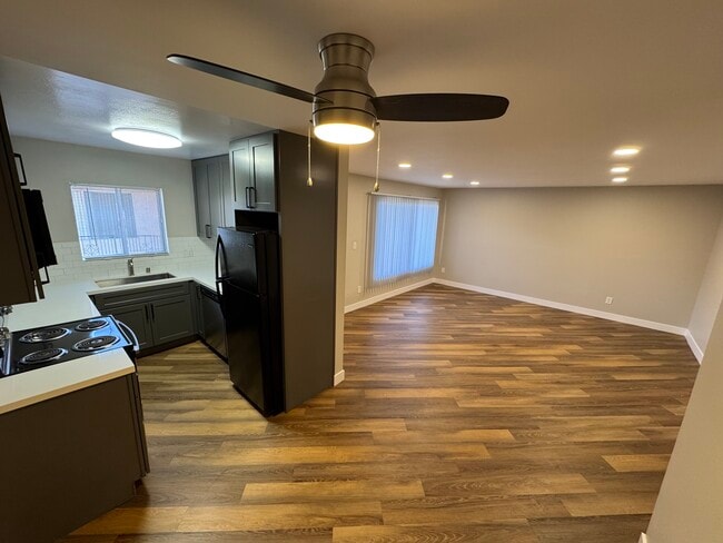 Photo - 5333 Russell Ave