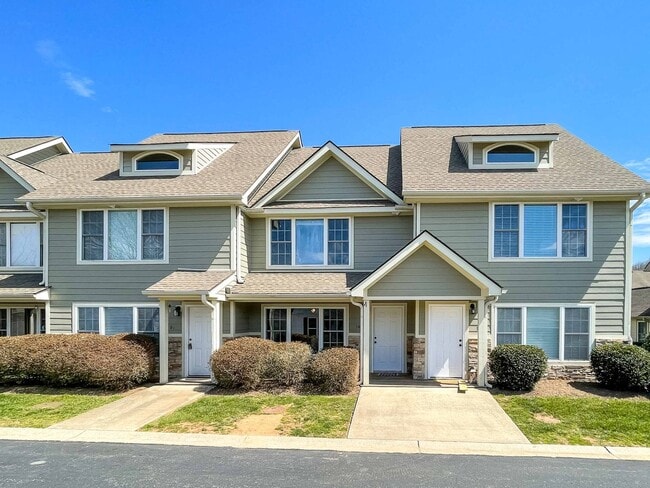 Spacious Two-Bedroom Townhouse in West Ash... - Spacious Two-Bedroom Townhouse in West Ash...