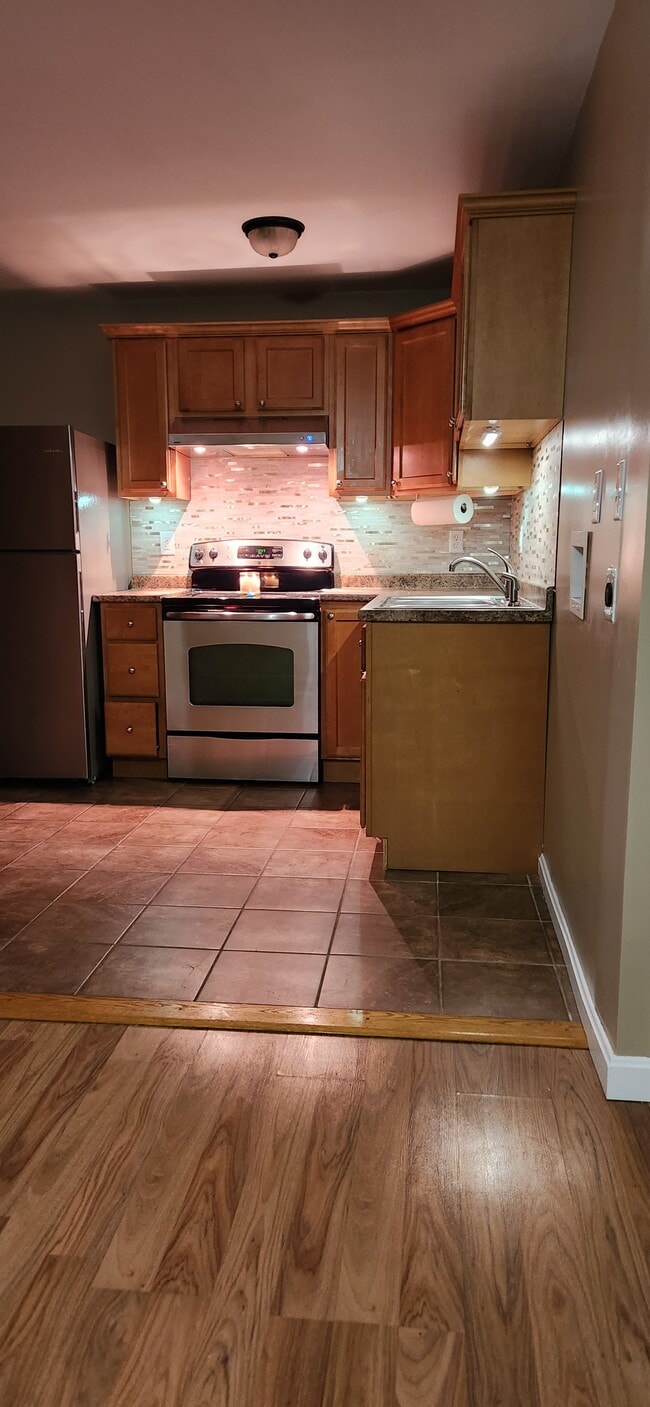 Building Photo - 391 Putnam Pike Unit D