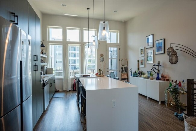 Photo - 452 Latta St NE