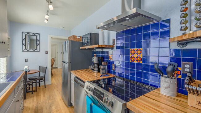 Photo - 414 Vassar Dr SE