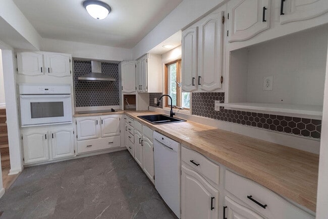Photo - 100 W Leslie Ln