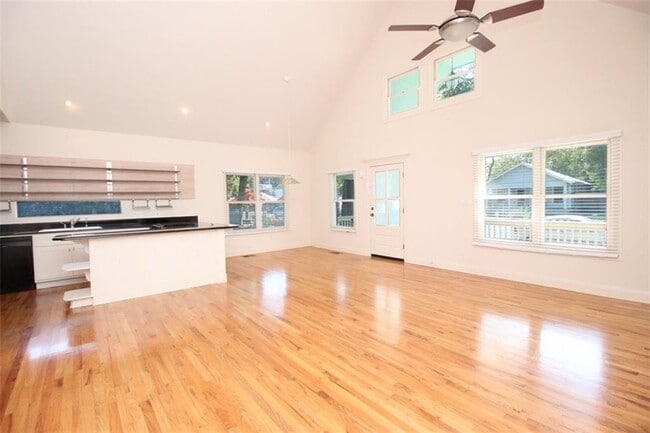 Photo - 604 W Annie St