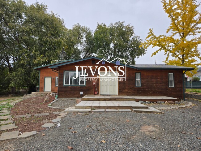 Building Photo - Cozy 4-bedroom home with a fully equipped ...