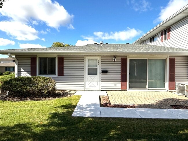Building Photo - 933 Sagamore Dr