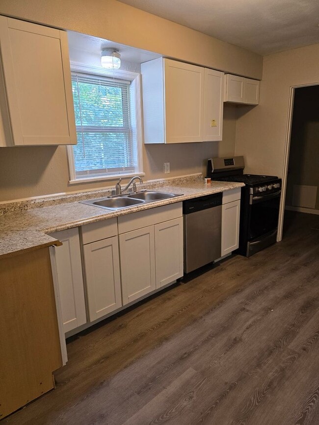Photo - 641 N 38th St