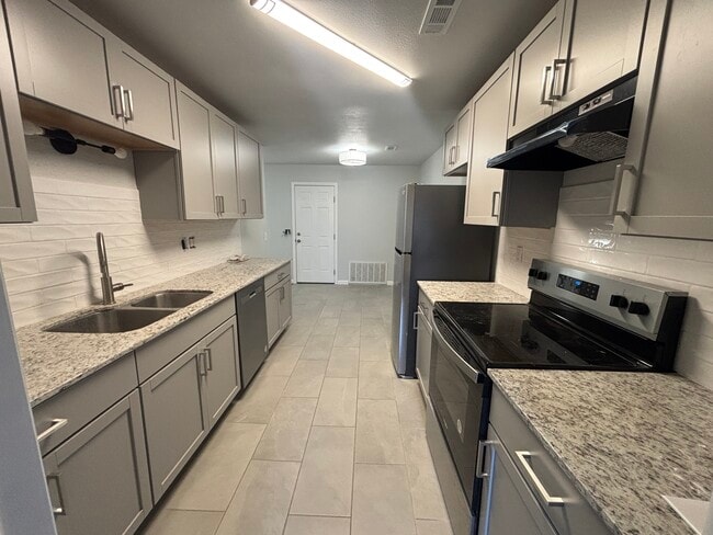 Photo - 2101 W Roselawn St