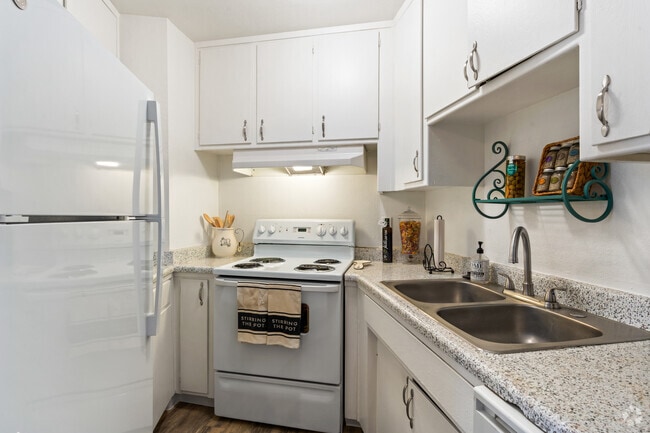 2BR, 1BA - 915SF - Kitchen