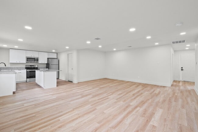 Building Photo - 4607 Englewood St