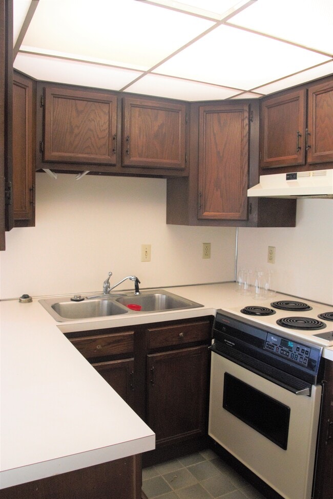Kitchen - 785 Radio Rd Unit 3