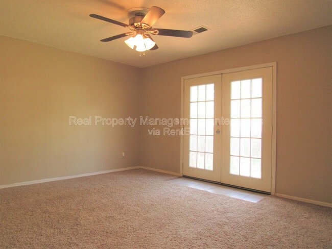 Photo - 637 Redstone Ave