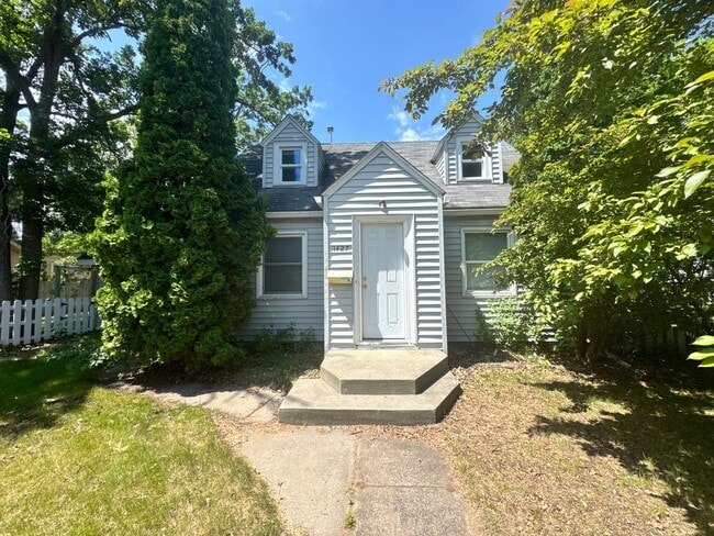 Building Photo - 4 Bedroom- Walking distance to BSU