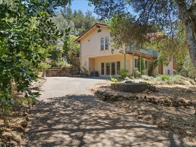 Building Photo - 930 Valley View Dr