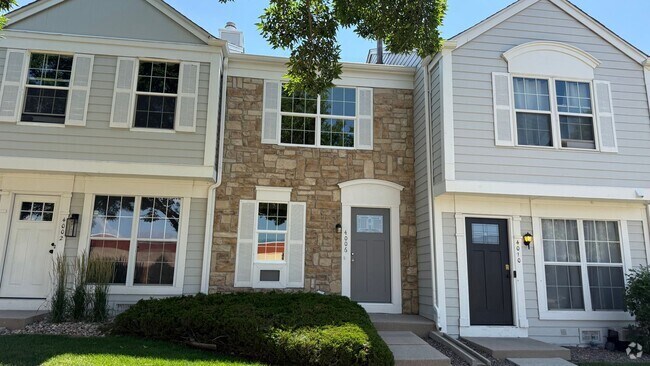 Building Photo - Fully Remodeled 2 Bedroom Townhome in Sout...