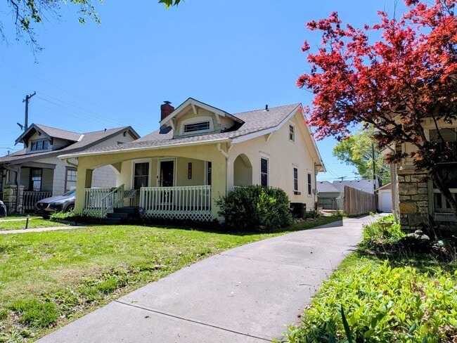 Photo - 1021 E 76th St