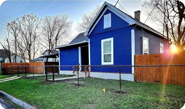 Building Photo - Room in House on N Polaris St