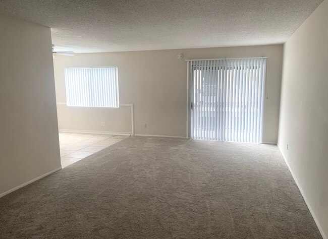 Building Photo - 220 E Live Oak St