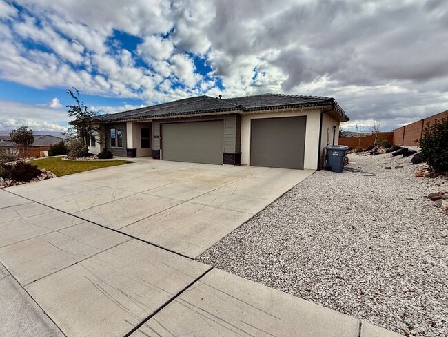 Photo - Lovely Pet Friendly 3-BR + Office in Sage Canyon