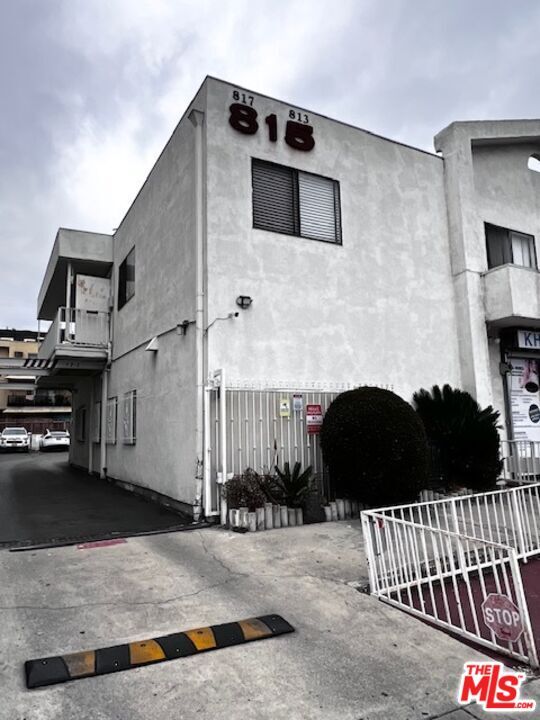 Building Photo - 815 S Ardmore Ave Unit 201