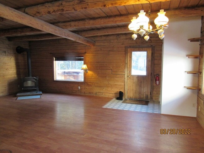 Photo - 3 Bed, 2 Bath, 2 Car Garage LOG HOME for RENT!