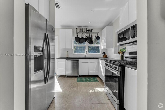 Building Photo - 54 NE 43rd St Rental