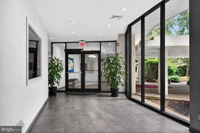 Photo - 5300 Columbia Pike Unit 701