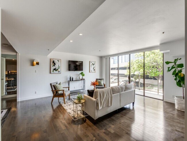 Building Photo - 40 N Interstate Hwy 35 Unit 2D1