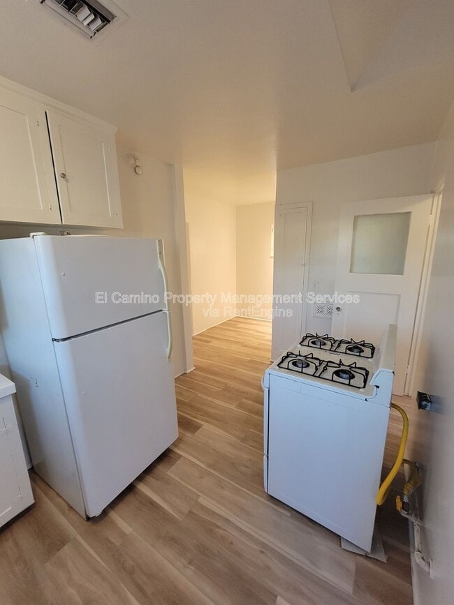 Photo - 5756 Pickering Ave